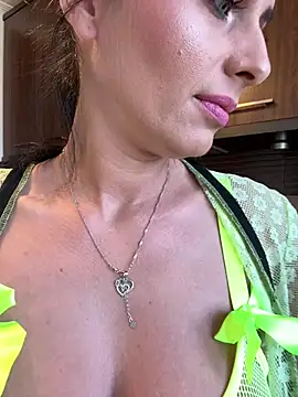 Snapshot of Hotmomcheckk_ chatting on March 10, 9:34 am Hotmomcheckk online show from March 10, 9:34 am