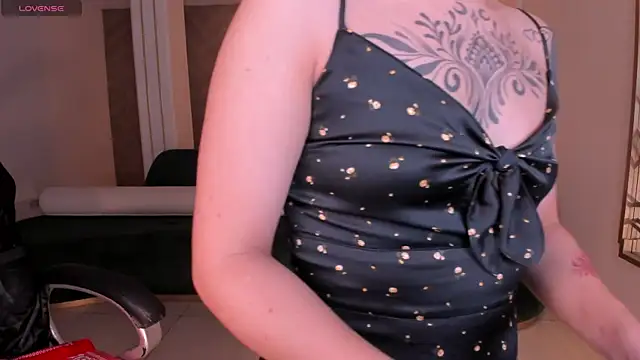 Snapshot of MollySundersX chatting on June 26, 8:14 pm MollySundersX online show from June 26, 8:14 pm