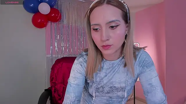 Snapshot of MollySundersX chatting on July 4, 8:46 pm MollySundersX online show from July 4, 8:46 pm