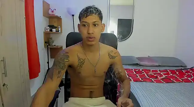 Snapshot of slim_master12 chatting on March 18, 10:50 am slim master12 online show from March 18, 10:50 am