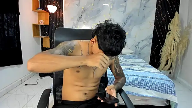 Snapshot of slim_master12 chatting on April 25, 7:00 pm slim master12 online show from April 25, 7:00 pm