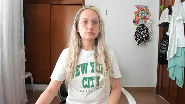 Snapshot of Adele_johnsonn1 chatting on November 11, 3:40 pm Adele johnsonn1 online show from November 11, 3:40 pm