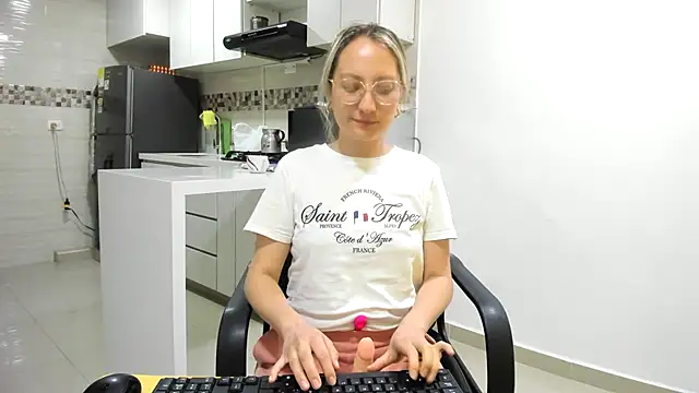 Adele johnsonn1 online show from February 17, 7:33 pm