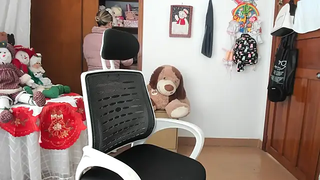 Snapshot of Adele_johnsonn1 chatting on December 5, 3:43 pm Adele johnsonn1 online show from December 5, 3:43 pm