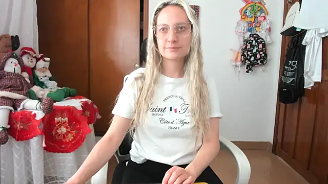 Snapshot of Adele_johnsonn1 chatting on December 3, 3:55 pm Adele johnsonn1 online show from December 3, 3:55 pm