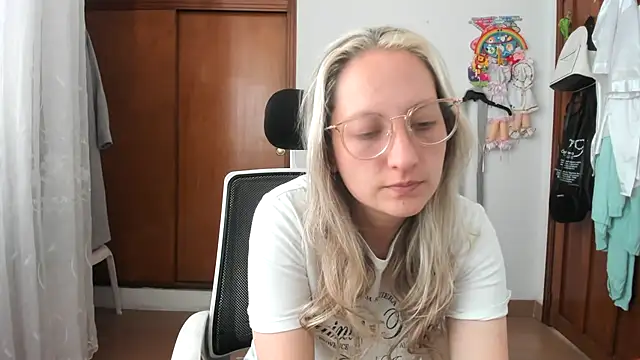 Snapshot of Adele_johnsonn1 chatting on November 6, 3:49 pm Adele johnsonn1 online show from November 6, 3:49 pm