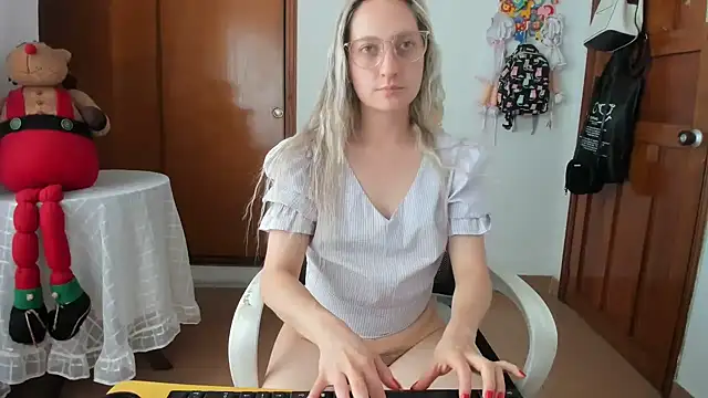 Adele johnsonn1 online show from May 15, 6:39 pm