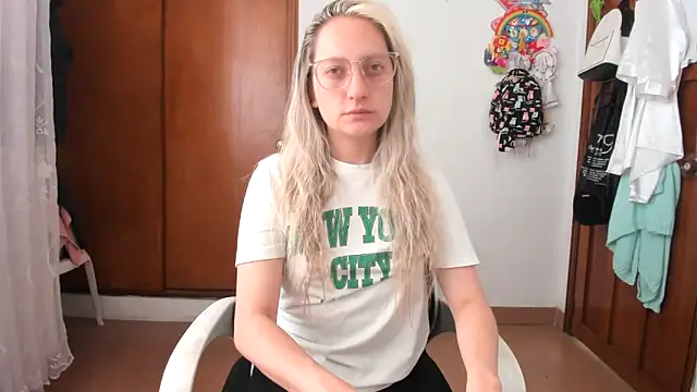 Snapshot of Adele_johnsonn1 chatting on November 12, 3:27 pm Adele johnsonn1 online show from November 12, 3:27 pm