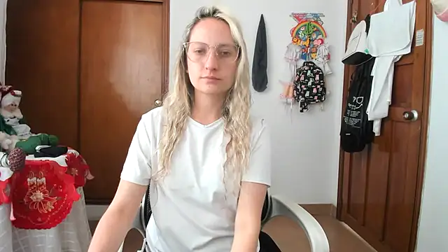 Snapshot of Adele_johnsonn1 chatting on December 4, 3:22 pm Adele johnsonn1 online show from December 4, 3:22 pm