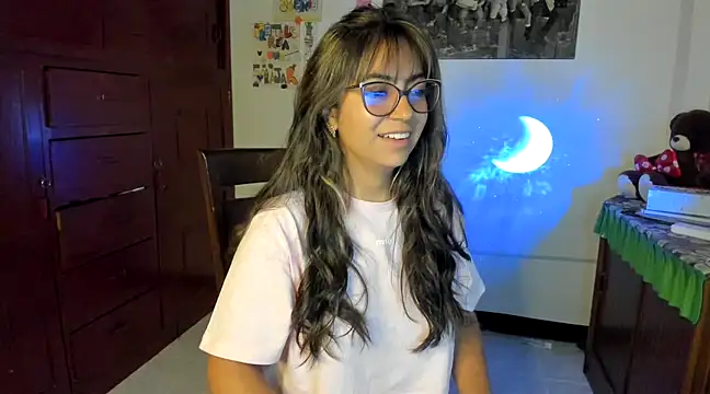 Snapshot of Isabellaa22_1 chatting on February 6, 12:43 am Isabellaa22 1 online show from February 6, 12:43 am