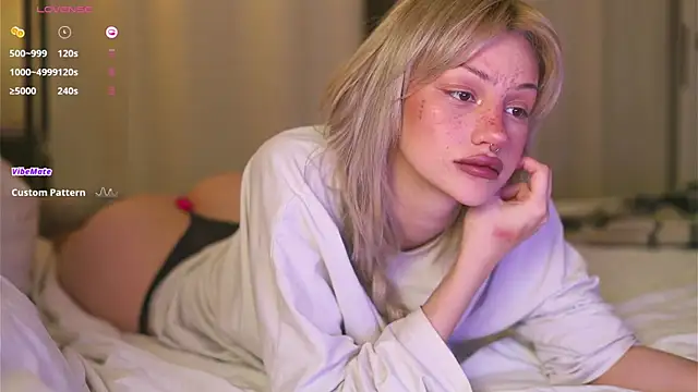 Snapshot of BabeHolly chatting on October 26, 9:59 pm BabeHolly online show from October 26, 9:59 pm