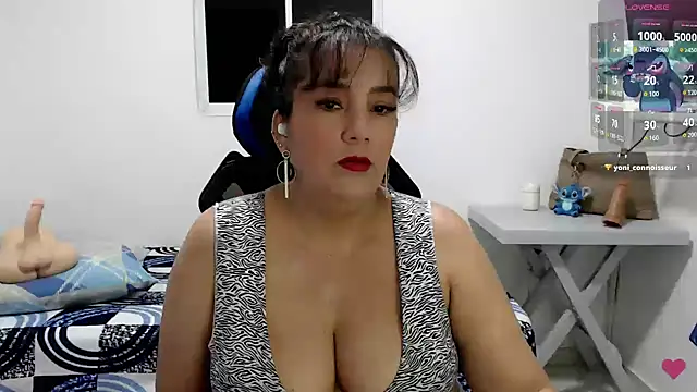 Snapshot of mom_hot__ chatting on April 27, 7:01 pm mom hot online show from April 27, 7:01 pm