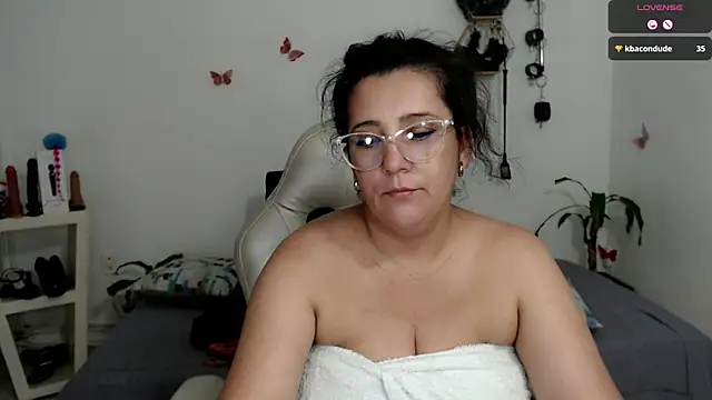 Snapshot of mom_hot__ chatting on October 8, 9:04 pm mom hot online show from October 8, 9:04 pm