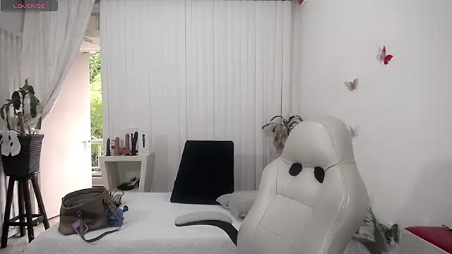 Snapshot of mom_hot__ chatting on July 9, 9:14 pm mom hot online show from July 9, 9:14 pm