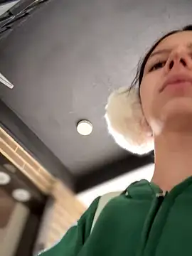 Snapshot of Bonniepark chatting on October 22, 12:37 pm Bonniepark online show from October 22, 12:37 pm