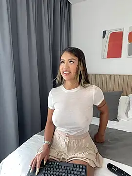  laura 02 online show from February 8, 2:38 pm