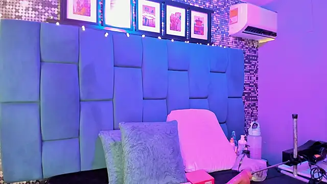 Snapshot of hanny_milf chatting on November 18, 11:46 am hanny milf online show from November 18, 11:46 am