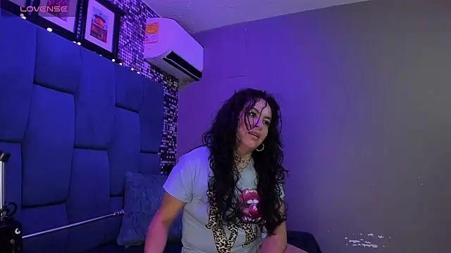 Snapshot of hanny_milf chatting on November 20, 11:33 am hanny milf online show from November 20, 11:33 am