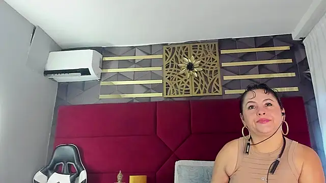 Snapshot of hanny_milf chatting on June 28, 12:00 pm hanny milf online show from June 28, 12:00 pm