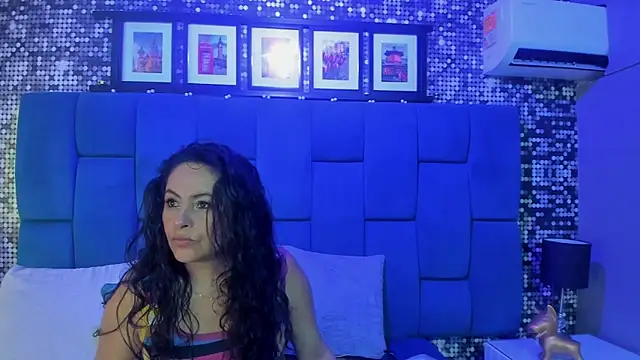 Snapshot of hanny_milf chatting on October 22, 11:31 am hanny milf online show from October 22, 11:31 am