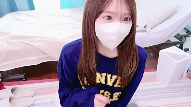 Snapshot of Mii_v_v chatting on February 9, 12:17 am Mii v v online show from February 9, 12:17 am