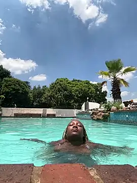 Snapshot of THEBUTTERNUT chatting on February 6, 11:06 am THEBUTTERNUT online show from February 6, 11:06 am