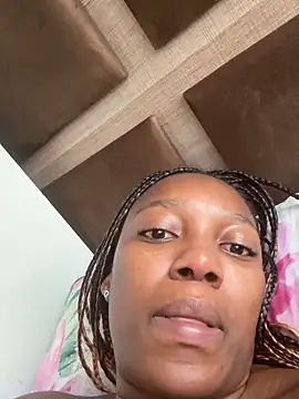 Snapshot of THEBUTTERNUT chatting on October 30, 5:06 am THEBUTTERNUT online show from October 30, 5:06 am