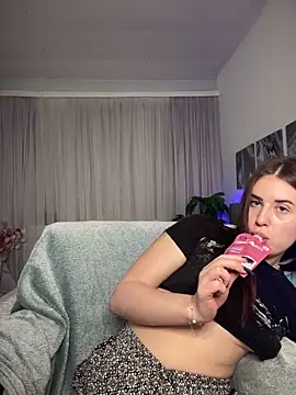Snapshot of Milkissss chatting on February 21, 8:16 pm Milkissss online show from February 21, 8:16 pm