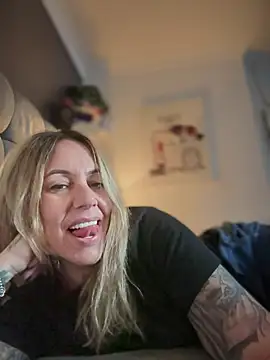 Snapshot of blondebitch2 chatting on March 3, 5:20 pm blondebitch2 online show from March 3, 5:20 pm