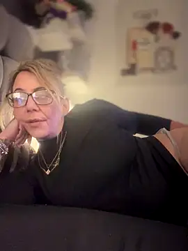 Snapshot of blondebitch2 chatting on January 5, 10:13 pm blondebitch2 online show from January 5, 10:13 pm