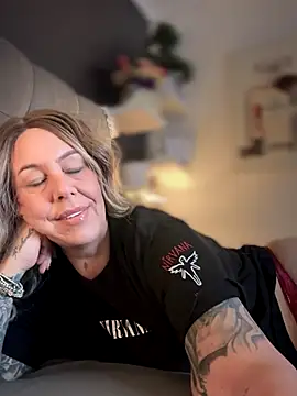 Snapshot of blondebitch2 chatting on November 16, 11:15 am blondebitch2 online show from November 16, 11:15 am