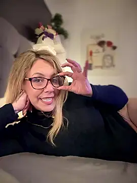 Snapshot of blondebitch2 chatting on January 12, 9:31 pm blondebitch2 online show from January 12, 9:31 pm