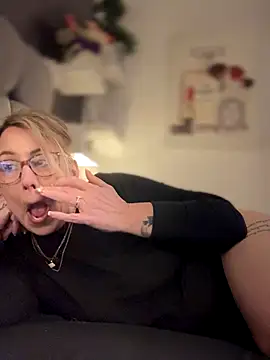 Snapshot of blondebitch2 chatting on January 6, 6:01 pm blondebitch2 online show from January 6, 6:01 pm