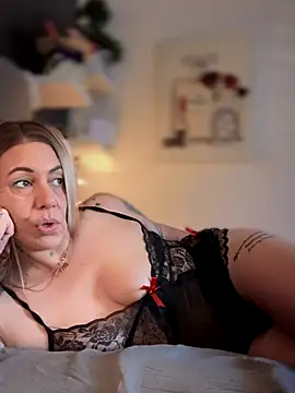 Snapshot of blondebitch2 chatting on September 29, 8:43 am blondebitch2 online show from September 29, 8:43 am