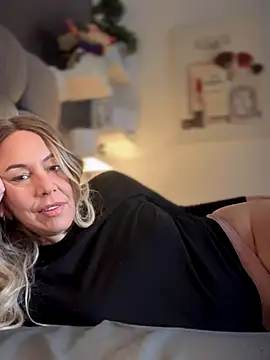 Snapshot of blondebitch2 chatting on November 11, 10:10 am blondebitch2 online show from November 11, 10:10 am