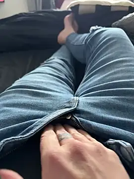 Snapshot of blondebitch2 chatting on February 25, 2:15 pm blondebitch2 online show from February 25, 2:15 pm