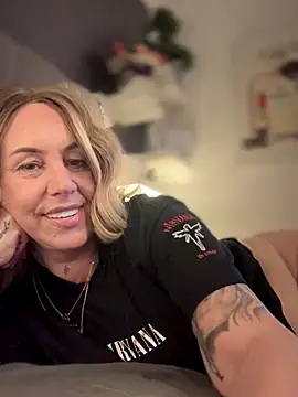 Snapshot of blondebitch2 chatting on November 15, 3:27 pm blondebitch2 online show from November 15, 3:27 pm