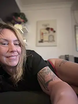 Snapshot of blondebitch2 chatting on February 18, 4:58 pm blondebitch2 online show from February 18, 4:58 pm