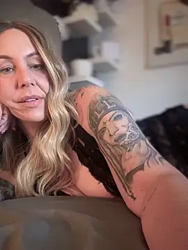 Snapshot of blondebitch2 chatting on November 17, 10:52 am blondebitch2 online show from November 17, 10:52 am