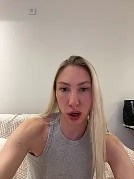 LuisaBecker online show from February 27, 7:26 pm