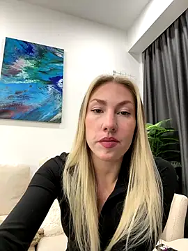 LuisaBecker online show from December 21, 1:46 pm