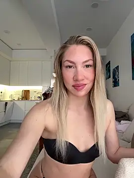 LuisaBecker online show from March 6, 12:55 pm