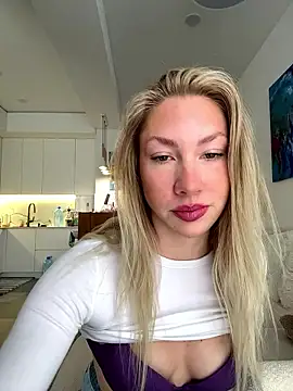 LuisaBecker online show from January 18, 11:57 am