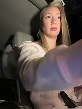 LuisaBecker online show from April 9, 4:24 pm