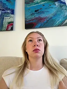 Snapshot of LuisaBecker chatting on May 7, 3:26 pm LuisaBecker online show from May 7, 3:26 pm
