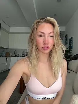 LuisaBecker online show from March 22, 9:44 am