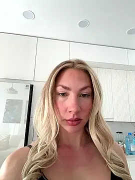 LuisaBecker online show from January 10, 11:49 am