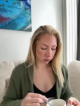 Snapshot of LuisaBecker chatting on April 24, 9:11 am LuisaBecker online show from April 24, 9:11 am