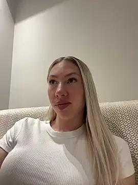 LuisaBecker online show from February 26, 6:37 pm