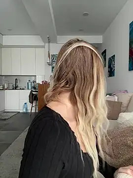 LuisaBecker online show from January 17, 10:30 am